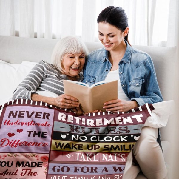 Top Retirement Gifts 2025: Cozy Blanket For Women - Image 4